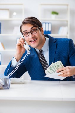 İşadamı maaşını ve ikramiyesini alıyor