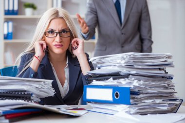 Kızgın patron sekreterine bağırıyor ve bağırıyor.