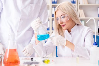Klinikte çalışan genç bir kimyager kadın.