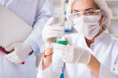 Klinikte çalışan genç bir kimyager kadın.