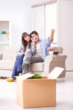 Genç bir aile ev kredisini ödedikten sonra yeni bir daireye taşınıyor.