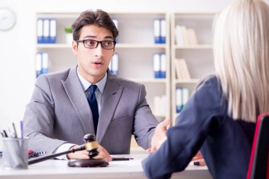 Avukat müvekkil ile hukuk davasını tartışıyor