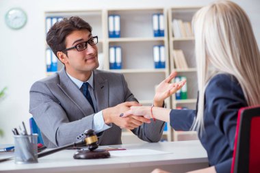 Avukat müvekkil ile hukuk davasını tartışıyor