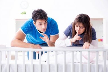 Bebek karyolasında mutlu bir aile