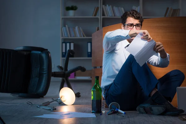 Gestresster Geschäftsmann macht in Depression Überstunden — Stockfoto