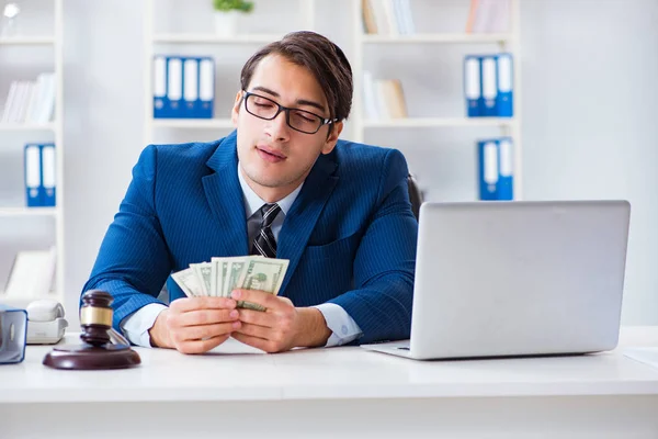 Abogado recibiendo dinero como soborno —  Fotos de Stock