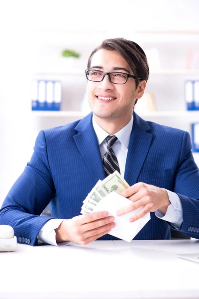 Geschäftsmann erhält Gehalt und Bonus — Stockfoto