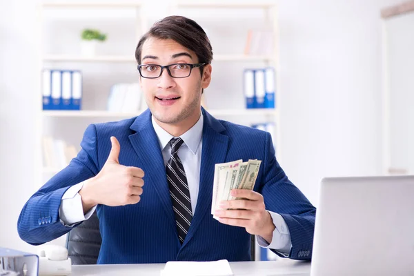 Empresario recibiendo su salario y bonificación — Foto de Stock