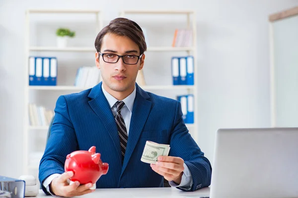Geschäftsmann denkt in der Krise an seine Ersparnisse — Stockfoto