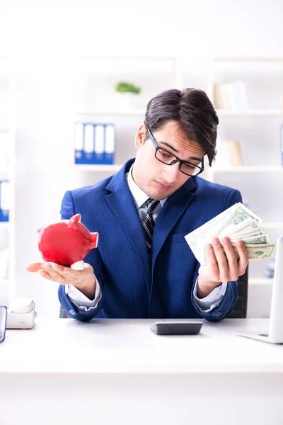 Empresário pensando em suas economias durante a crise — Fotografia de Stock