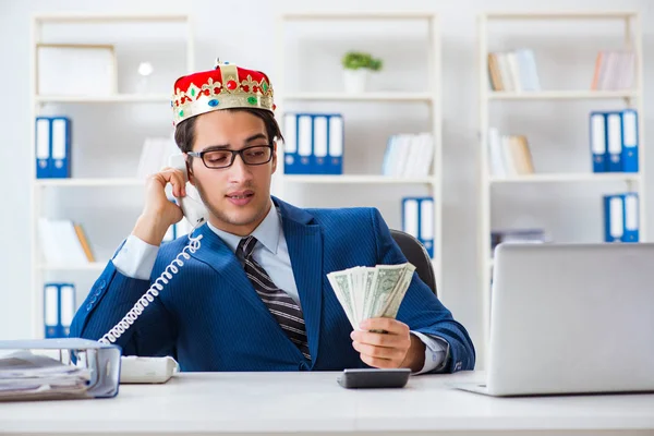 Biznesmen król z pieniędzmi w biurze — Zdjęcie stockowe