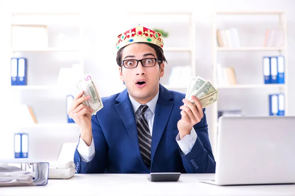 Rey empresario con dinero en la oficina — Foto de Stock