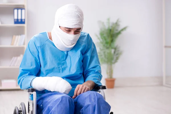 Man suffering from multiple broken bones and fractures — Stock Photo, Image