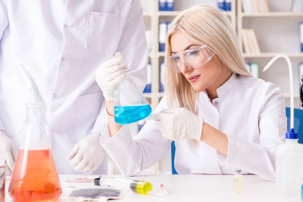 Молодая женщина-химик работает в лаборатории клиники — стоковое фото