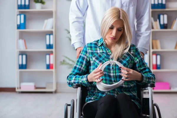 Інвалідність жінка в кріслі візиту чоловіка лікаря — стокове фото