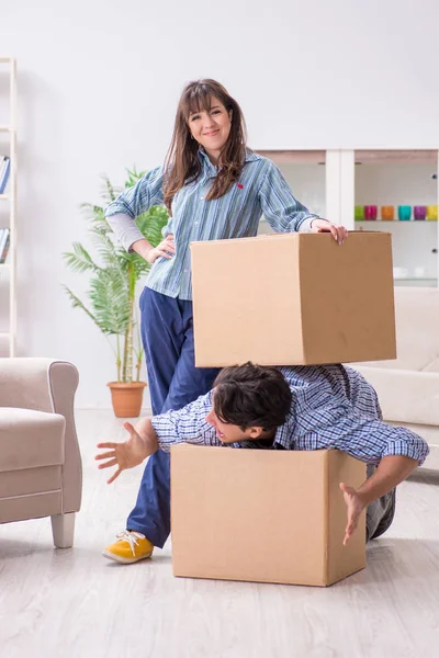 Familia joven que se muda a un nuevo apartamento después de pagar la hipoteca — Foto de Stock