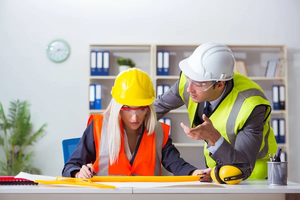 Trabajadores de la construcción discutiendo en la oficina antes de comenzar — Foto de Stock