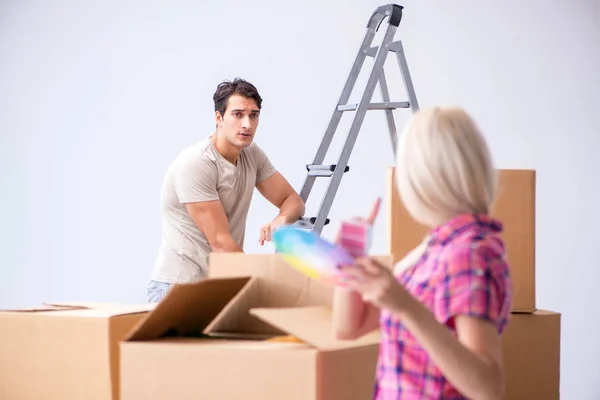 Junge Familie bereitet sich auf Haussanierung vor — Stockfoto
