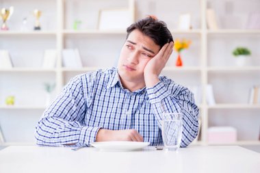 Diyet yapan bir adam restoranda yemek bekliyor.