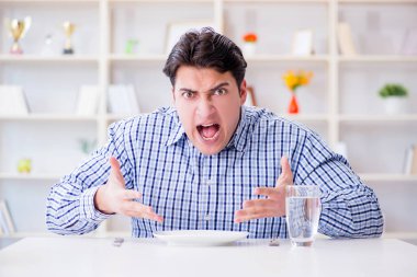 Diyet yapan bir adam restoranda yemek bekliyor.