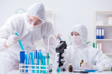 Kimya laboratuvarında çalışan iki bilim adamı.