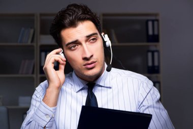 Gece vardiyasında müşteriyle konuşan çağrı merkezi operatörü 