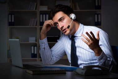 Gece vardiyasında yorgun ve bitkin bir yardımcı operatör.