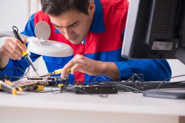 profesyonel tamirci atölyede bilgisayar tamir ediyor.