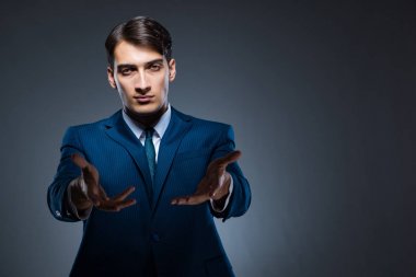 Gri arka plan üzerinde sanal düğmelere basarak işadamı