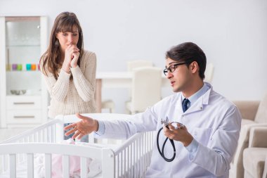 Doktor genç anneye açıklama yapıyor. 