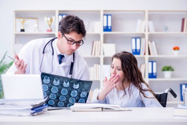 Doktor hastanın röntgen görüntüsü hakkında kötümser hissediyor