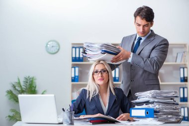 Patron sekreterine ek iş getiriyor.