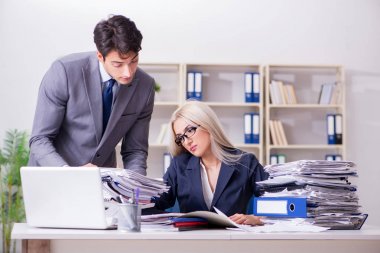 Patron sekreterine ek iş getiriyor.