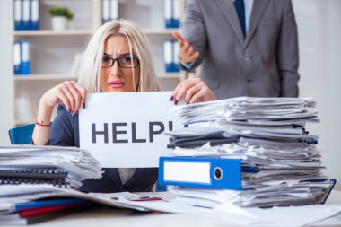 Kızgın patron sekreterine bağırıyor.