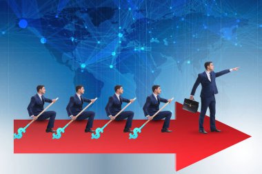 Tekneyle takım çalışması yapan iş adamları.