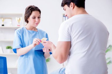 Hastanedeki her yıl düzenli kontroller için gelen hasta. 