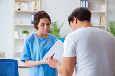 Hastanedeki her yıl düzenli kontroller için gelen hasta. 