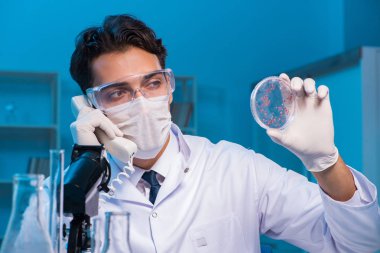 Kimya asistanı kimya laboratuvarında çalışıyor.
