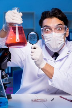 Kimya asistanı kimya laboratuvarında çalışıyor.