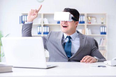 Modern teknolojide sanal gerçeklik gözlüklü bir iş adamı.