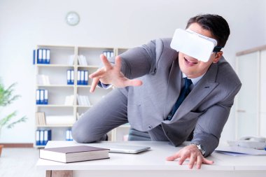 Modern teknolojide sanal gerçeklik gözlüklü bir iş adamı.