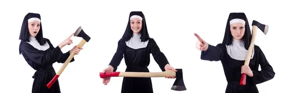 Nonne mit Axt isoliert auf weiß — Stockfoto