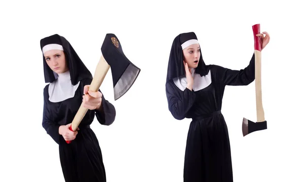 Монахиня с топором изолирована на белом — стоковое фото