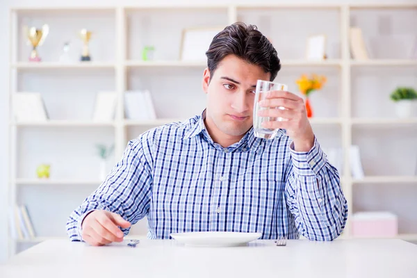 Man på diet väntar på mat i restaurang — Stockfoto