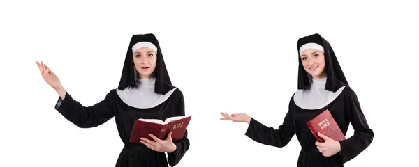 Młoda zakonnica z biblią odizolowana na biało — Zdjęcie stockowe