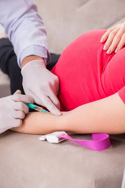 Zwangere vrouw patiënt op bezoek arts voor regelmatige check-up — Stockfoto