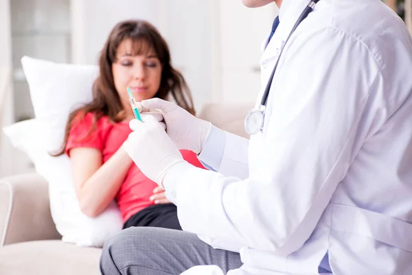 Schwangere Patientin zum regelmäßigen Arztbesuch — Stockfoto