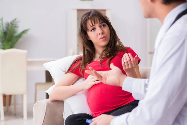 Zwangere vrouw patiënt op bezoek arts voor regelmatige check-up — Stockfoto