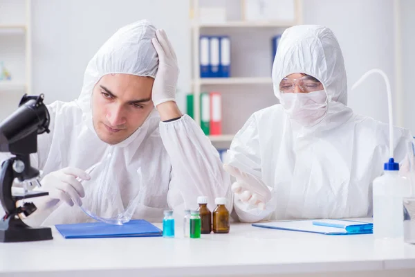 Dois cientistas que trabalham no laboratório químico — Fotografia de Stock