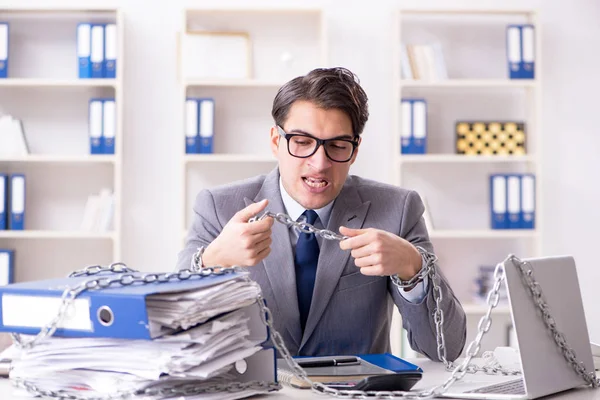 Busy employee chained to his office desk — Stock Photo, Image